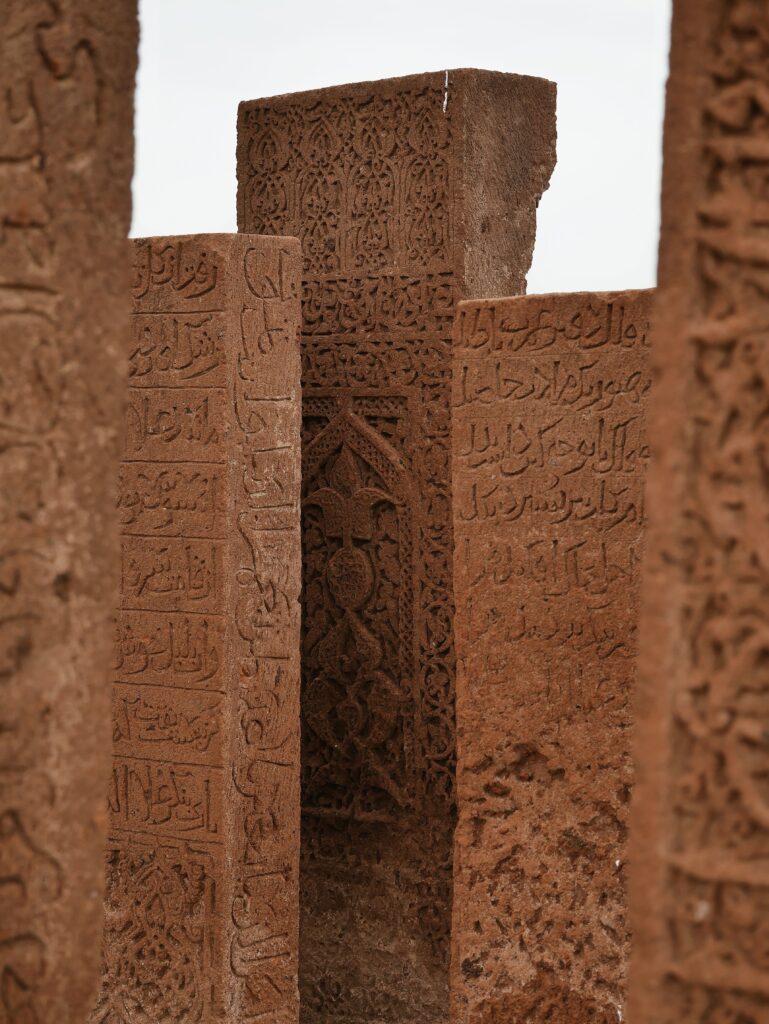 ahlat mezarligi