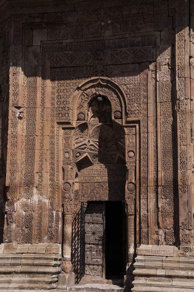 divrigi ulu cami namaz kilan adam