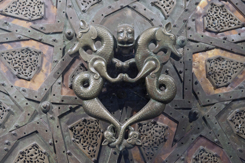 cizre ulu cami kapi tokmagi