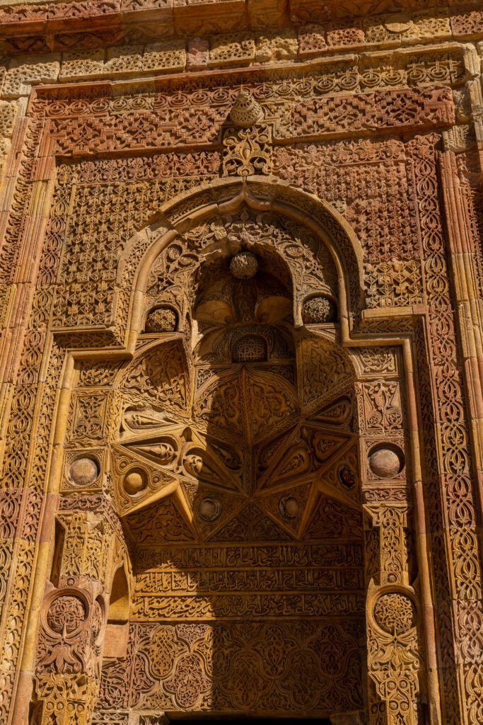 divrigi ulu cami namaz kilan adam